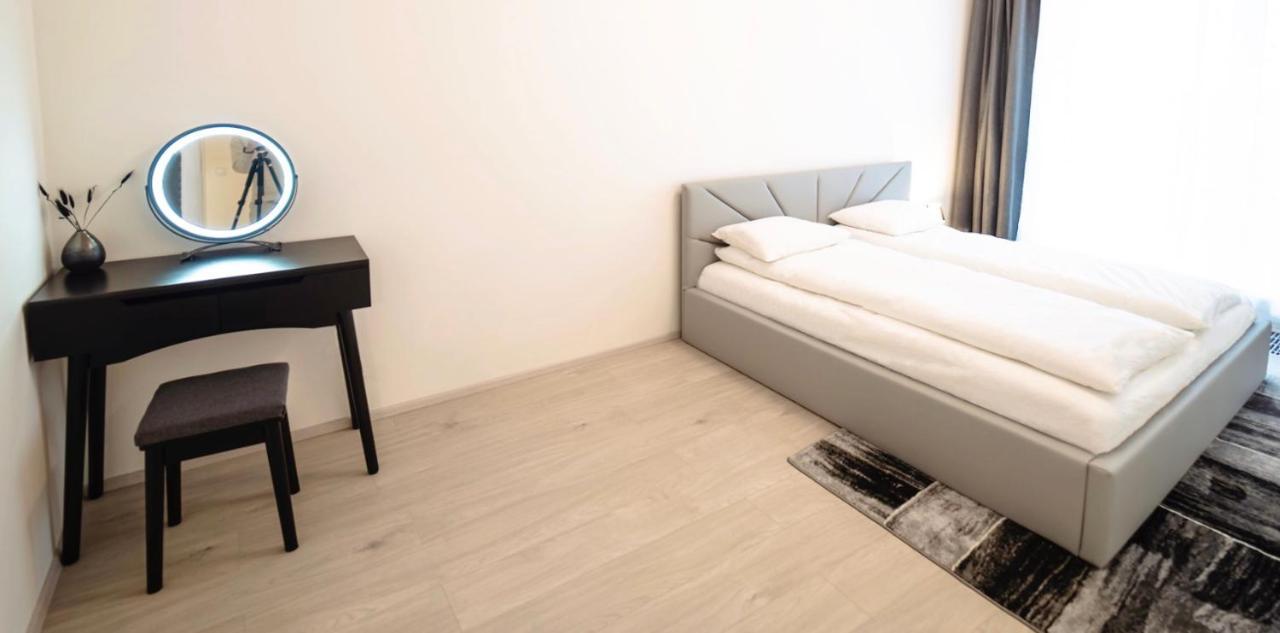 Tran Chien Apartment With Free Private Parking Praga Exterior foto