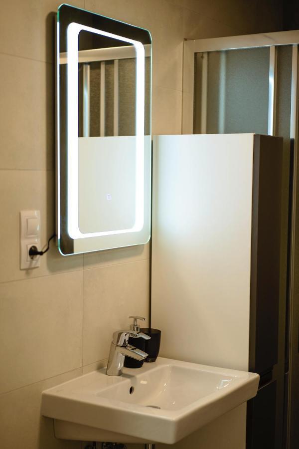 Tran Chien Apartment With Free Private Parking Praga Exterior foto